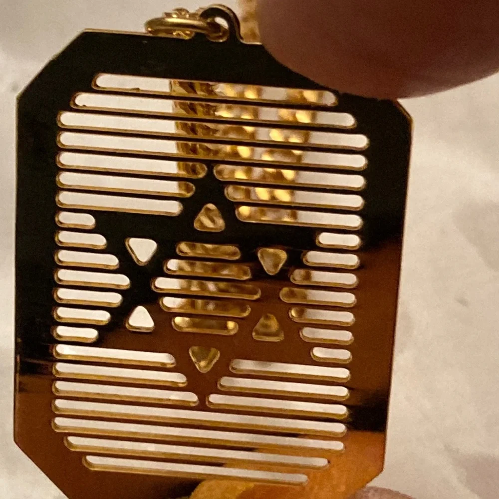 Like New 18” Goldtone STAR OF DAVID NECKLACE with barrel-catch